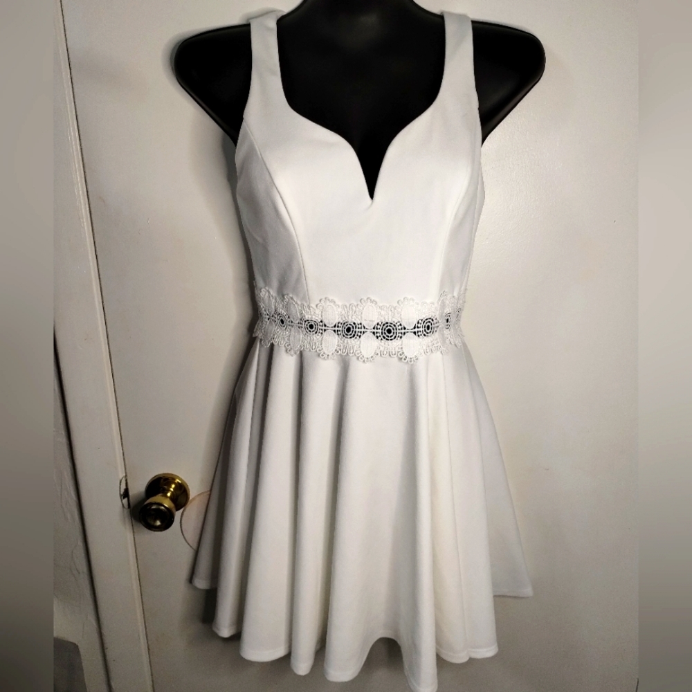 White Sleveless Fit and Flare Silouhtte Mini Dress by B. Darlin Size 7